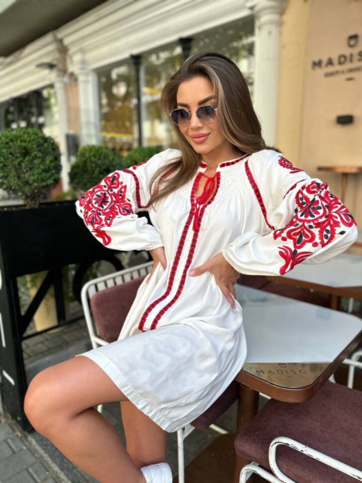 Вишита сукня "Вічна класика"