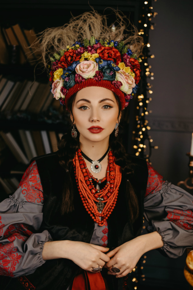 Безрукавка чорна з вишитими карманами