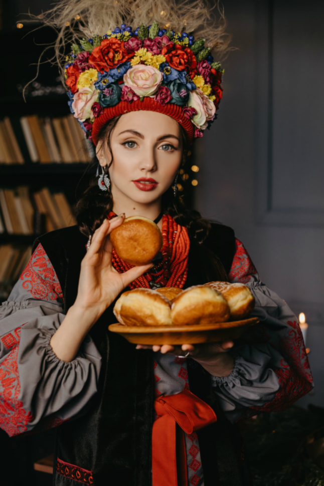 Безрукавка чорна з вишитими карманами