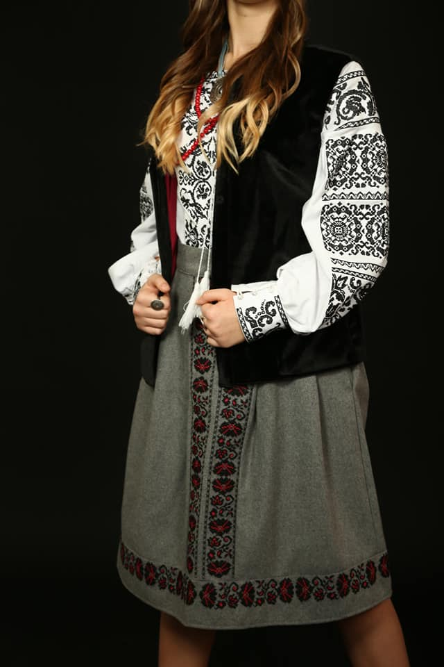 Безрукавка чорна з вишитими кишенями